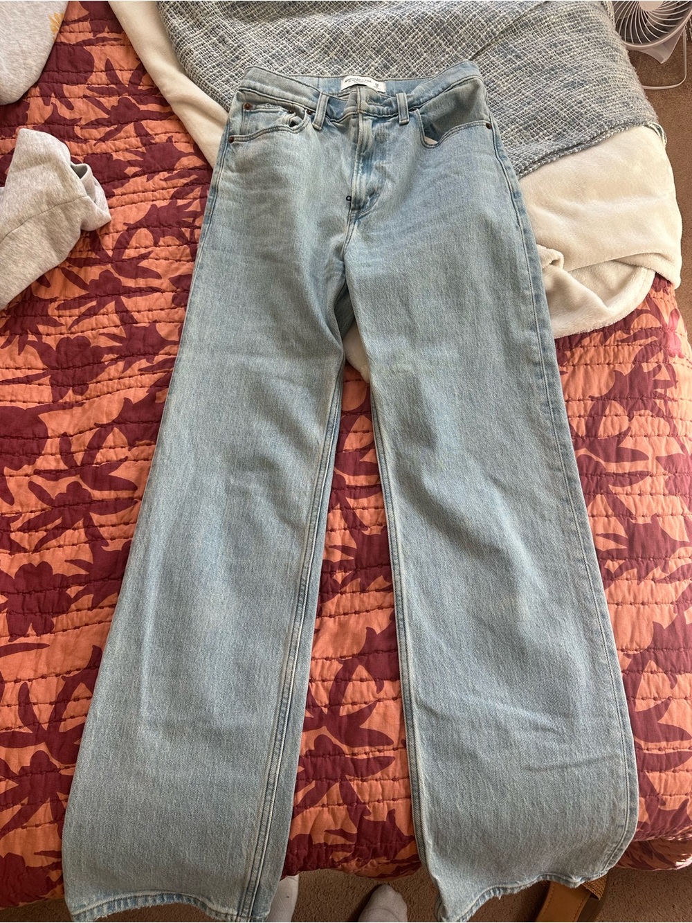 Abercrombie 90’s Relaxed High Rise Light Wash Jeans